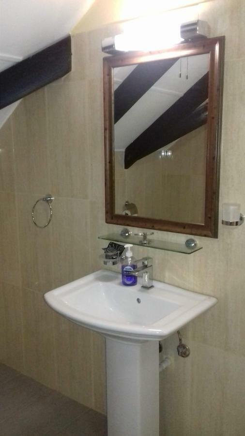 Shay Lyah Self Catering Apartment วิกตอเรีย ภายนอก รูปภาพ